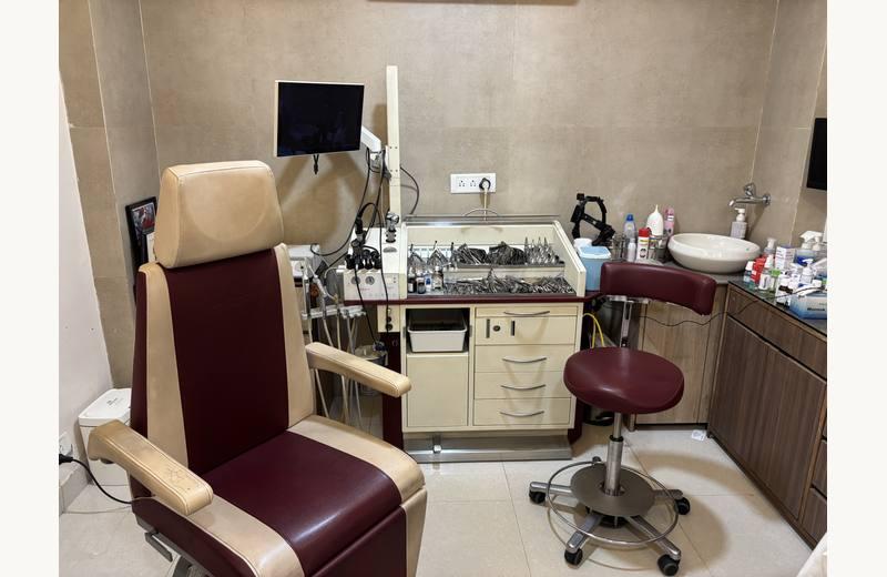 ENT examination unit with specialized diagnostic endoscopy and microscopic equipment